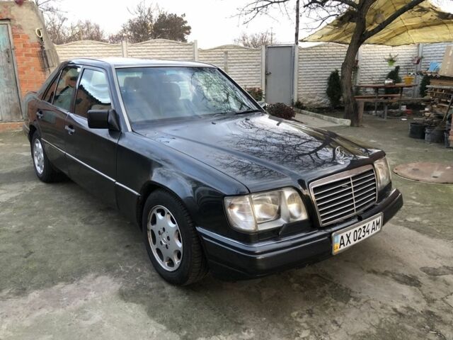 Черный Мерседес Е-Класс, объемом двигателя 2.2 л и пробегом 315 тыс. км за 3500 $, фото 6 на Automoto.ua