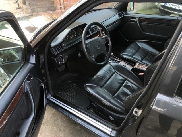 Черный Мерседес Е-Класс, объемом двигателя 2.2 л и пробегом 315 тыс. км за 3500 $, фото 9 на Automoto.ua