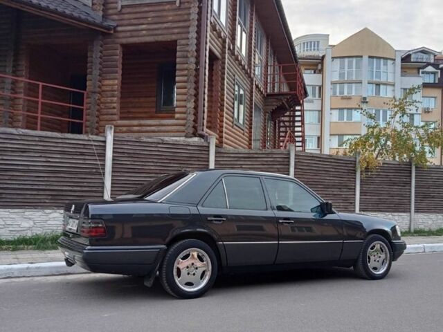 Черный Мерседес Е-Класс, объемом двигателя 2.3 л и пробегом 401 тыс. км за 4000 $, фото 9 на Automoto.ua