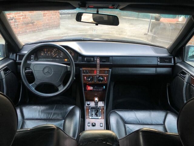 Черный Мерседес Е-Класс, объемом двигателя 2.2 л и пробегом 315 тыс. км за 3500 $, фото 11 на Automoto.ua