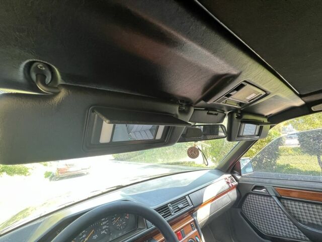 Черный Мерседес Е-Класс, объемом двигателя 2.2 л и пробегом 387 тыс. км за 3700 $, фото 17 на Automoto.ua