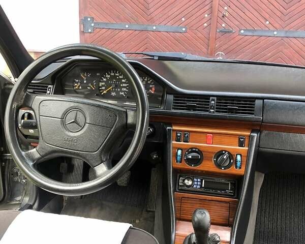 Черный Мерседес Е-Класс, объемом двигателя 2.2 л и пробегом 430 тыс. км за 3450 $, фото 17 на Automoto.ua