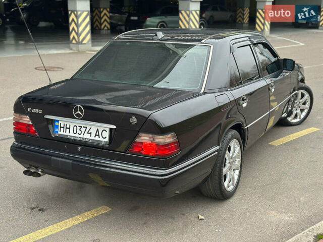 Черный Мерседес Е-Класс, объемом двигателя 2.8 л и пробегом 358 тыс. км за 4500 $, фото 10 на Automoto.ua