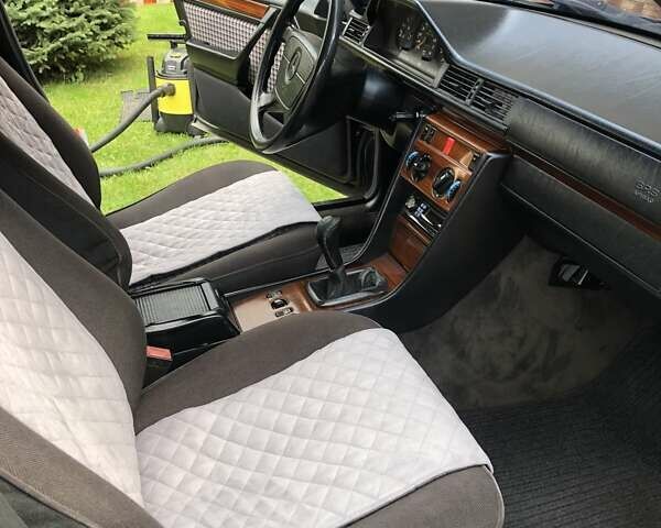 Черный Мерседес Е-Класс, объемом двигателя 2.2 л и пробегом 430 тыс. км за 3450 $, фото 26 на Automoto.ua