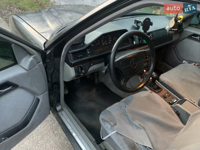 Черный Мерседес Е-Класс, объемом двигателя 2.2 л и пробегом 630 тыс. км за 2700 $, фото 12 на Automoto.ua