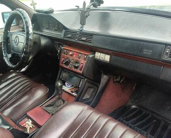 Мерседес Е-Класс 1995 в Самборе на Automoto.ua Черный Мерседес Е-Класс, объемом двигателя 2.5 л и пробегом 450 тыс. км за 2950 $, фото 6 на Automoto.ua