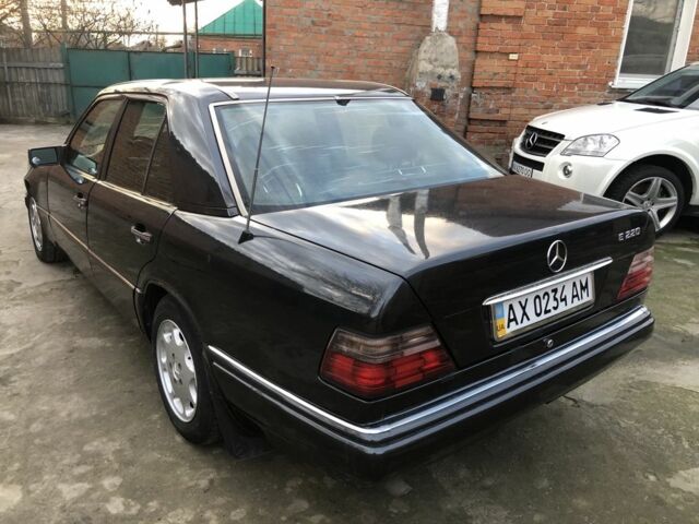 Черный Мерседес Е-Класс, объемом двигателя 2.2 л и пробегом 315 тыс. км за 3500 $, фото 3 на Automoto.ua
