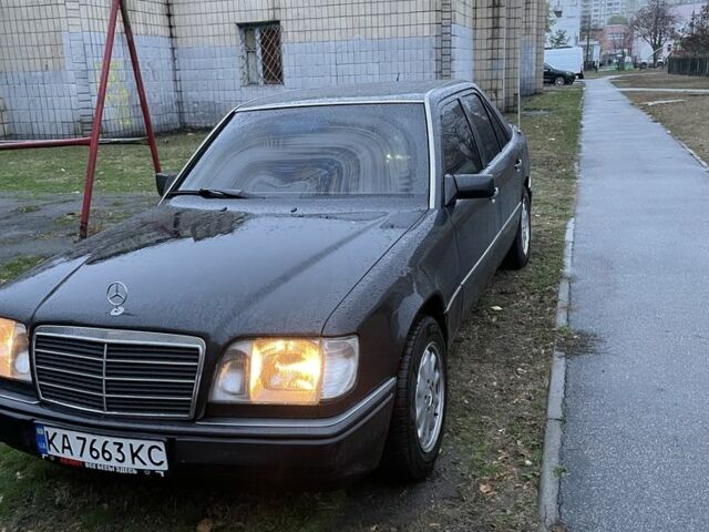 Черный Мерседес Е-Класс, объемом двигателя 2.3 л и пробегом 401 тыс. км за 4000 $, фото 6 на Automoto.ua