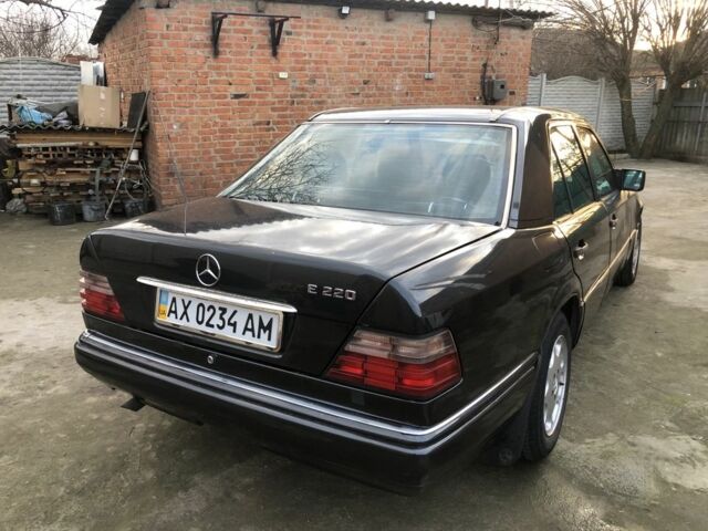 Черный Мерседес Е-Класс, объемом двигателя 2.2 л и пробегом 315 тыс. км за 3500 $, фото 4 на Automoto.ua