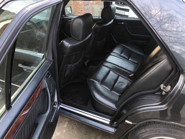 Черный Мерседес Е-Класс, объемом двигателя 2.2 л и пробегом 315 тыс. км за 3500 $, фото 10 на Automoto.ua