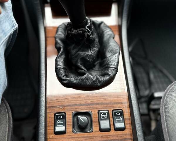 Черный Мерседес Е-Класс, объемом двигателя 2.2 л и пробегом 172 тыс. км за 13500 $, фото 26 на Automoto.ua