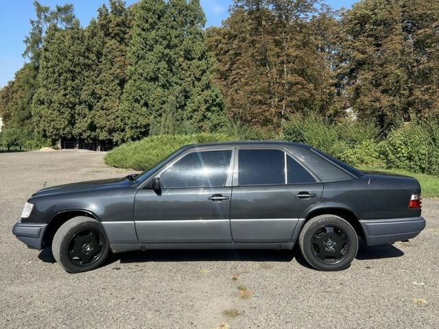 Черный Мерседес Е-Класс, объемом двигателя 2.2 л и пробегом 387 тыс. км за 3700 $, фото 3 на Automoto.ua