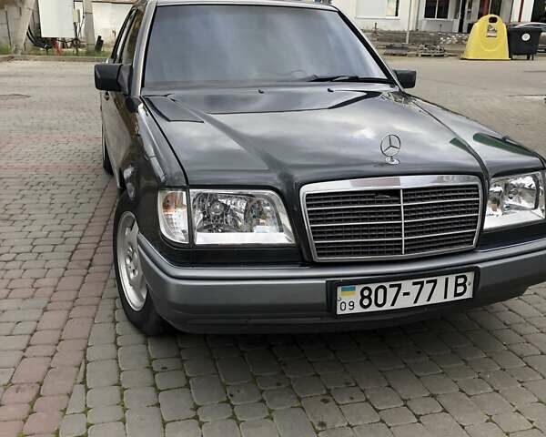 Черный Мерседес Е-Класс, объемом двигателя 2.2 л и пробегом 430 тыс. км за 3450 $, фото 9 на Automoto.ua