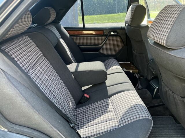 Черный Мерседес Е-Класс, объемом двигателя 2.2 л и пробегом 387 тыс. км за 3700 $, фото 12 на Automoto.ua