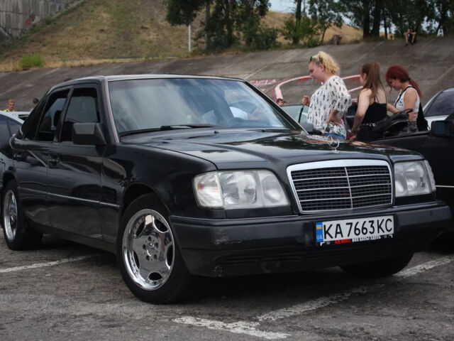 Черный Мерседес Е-Класс, объемом двигателя 2.3 л и пробегом 401 тыс. км за 4000 $, фото 3 на Automoto.ua