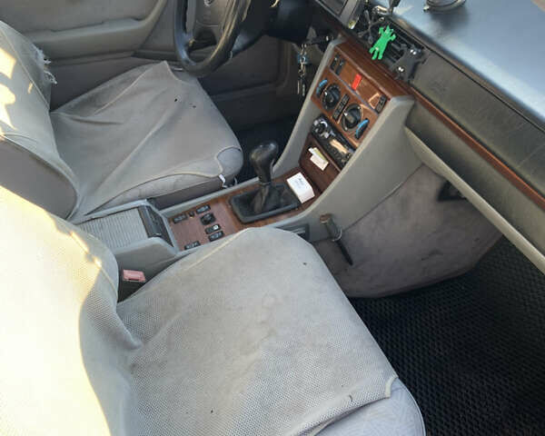 Чорний Мерседес Е-Клас, об'ємом двигуна 2.2 л та пробігом 619 тис. км за 4000 $, фото 11 на Automoto.ua