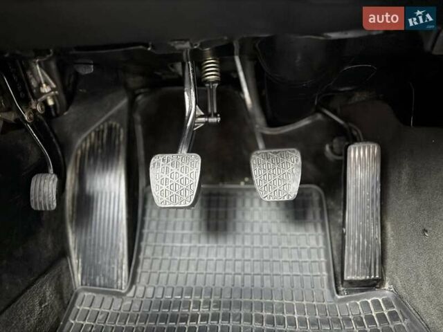 Черный Мерседес Е-Класс, объемом двигателя 2.2 л и пробегом 172 тыс. км за 13500 $, фото 25 на Automoto.ua