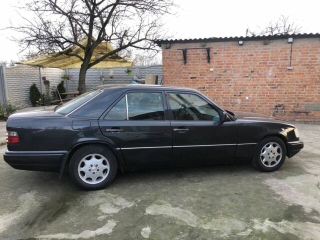 Черный Мерседес Е-Класс, объемом двигателя 2.2 л и пробегом 315 тыс. км за 3500 $, фото 5 на Automoto.ua