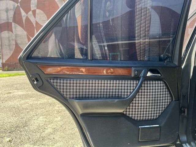 Черный Мерседес Е-Класс, объемом двигателя 2.2 л и пробегом 387 тыс. км за 3700 $, фото 10 на Automoto.ua