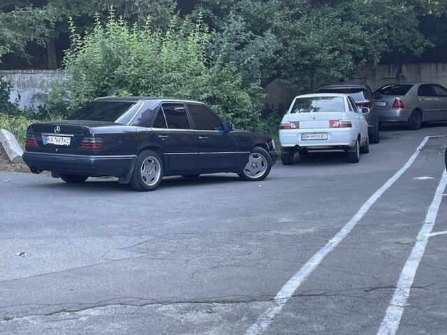 Черный Мерседес Е-Класс, объемом двигателя 2.3 л и пробегом 401 тыс. км за 4000 $, фото 4 на Automoto.ua