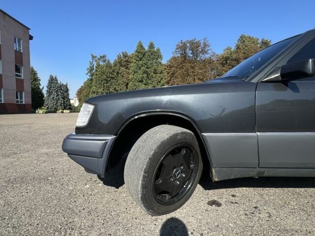 Черный Мерседес Е-Класс, объемом двигателя 2.2 л и пробегом 387 тыс. км за 3700 $, фото 5 на Automoto.ua