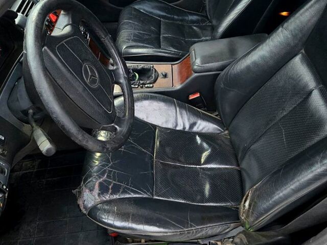 Черный Мерседес Е-Класс, объемом двигателя 2 л и пробегом 488 тыс. км за 3000 $, фото 5 на Automoto.ua