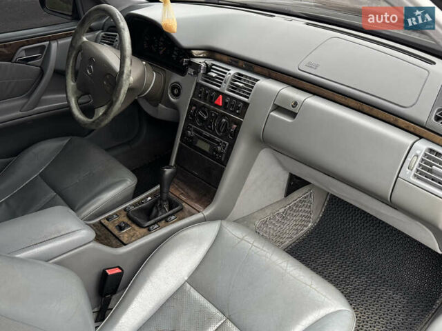 Черный Мерседес Е-Класс, объемом двигателя 2.3 л и пробегом 350 тыс. км за 2700 $, фото 12 на Automoto.ua