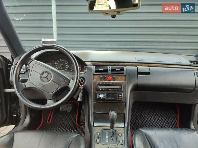 Черный Мерседес Е-Класс, объемом двигателя 3 л и пробегом 430 тыс. км за 3300 $, фото 9 на Automoto.ua