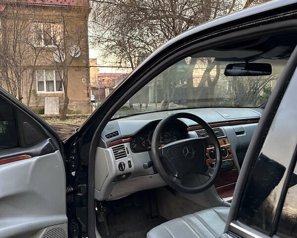 Чорний Мерседес Е-Клас, об'ємом двигуна 2.8 л та пробігом 170 тис. км за 4600 $, фото 3 на Automoto.ua