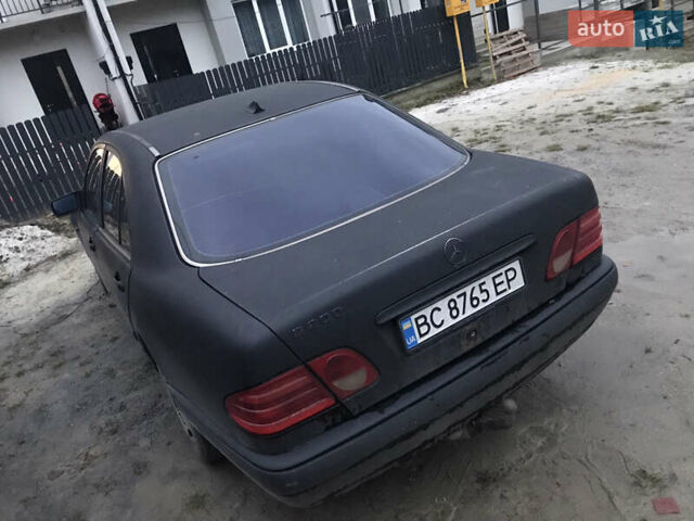 Чорний Мерседес Е-Клас, об'ємом двигуна 2 л та пробігом 419 тис. км за 2200 $, фото 5 на Automoto.ua