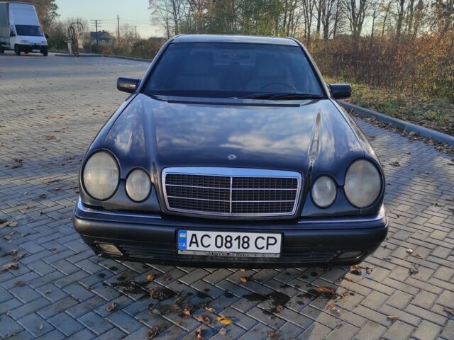 Чорний Мерседес Е-Клас, об'ємом двигуна 2 л та пробігом 270 тис. км за 1900 $, фото 1 на Automoto.ua