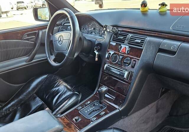 Черный Мерседес Е-Класс, объемом двигателя 2.3 л и пробегом 400 тыс. км за 4400 $, фото 11 на Automoto.ua