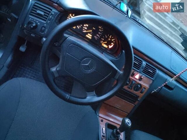 Черный Мерседес Е-Класс, объемом двигателя 2.2 л и пробегом 440 тыс. км за 3333 $, фото 5 на Automoto.ua