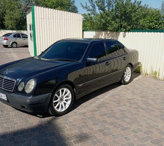 Чорний Мерседес Е-Клас, об'ємом двигуна 2.3 л та пробігом 400 тис. км за 4000 $, фото 4 на Automoto.ua