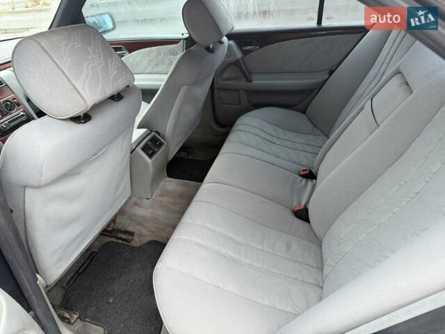 Черный Мерседес Е-Класс, объемом двигателя 2 л и пробегом 300 тыс. км за 2600 $, фото 11 на Automoto.ua