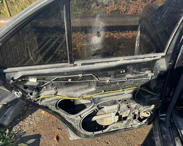 Черный Мерседес Е-Класс, объемом двигателя 3.2 л и пробегом 260 тыс. км за 2900 $, фото 3 на Automoto.ua