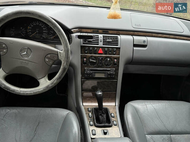 Черный Мерседес Е-Класс, объемом двигателя 2.3 л и пробегом 350 тыс. км за 2700 $, фото 11 на Automoto.ua