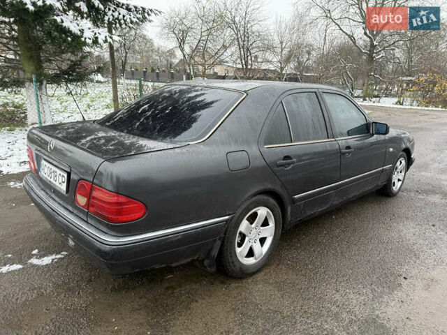 Черный Мерседес Е-Класс, объемом двигателя 2 л и пробегом 300 тыс. км за 2600 $, фото 5 на Automoto.ua