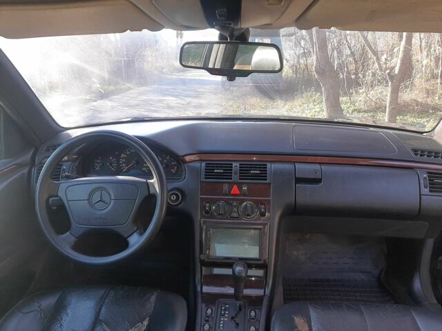 Черный Мерседес Е-Класс, объемом двигателя 0 л и пробегом 280 тыс. км за 1600 $, фото 11 на Automoto.ua