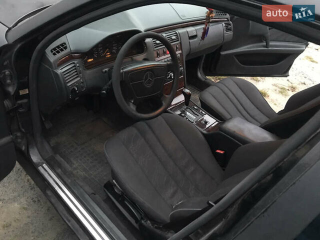 Чорний Мерседес Е-Клас, об'ємом двигуна 2 л та пробігом 419 тис. км за 2200 $, фото 4 на Automoto.ua