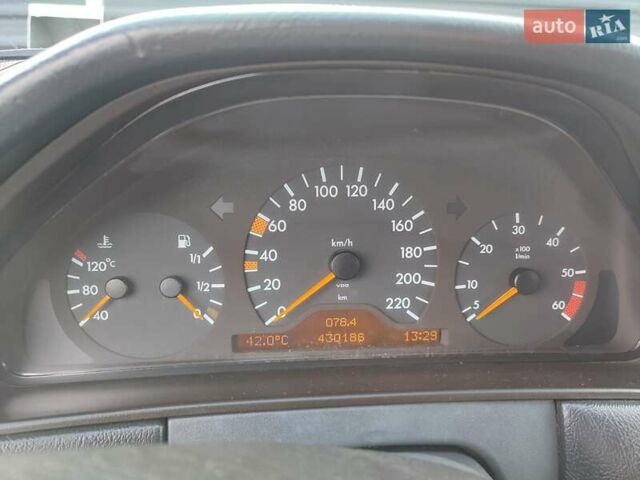 Черный Мерседес Е-Класс, объемом двигателя 3 л и пробегом 430 тыс. км за 3300 $, фото 5 на Automoto.ua