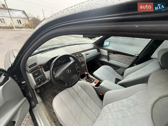 Черный Мерседес Е-Класс, объемом двигателя 2 л и пробегом 300 тыс. км за 2600 $, фото 9 на Automoto.ua