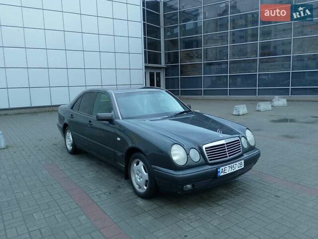 Черный Мерседес Е-Класс, объемом двигателя 2.2 л и пробегом 440 тыс. км за 3333 $, фото 2 на Automoto.ua