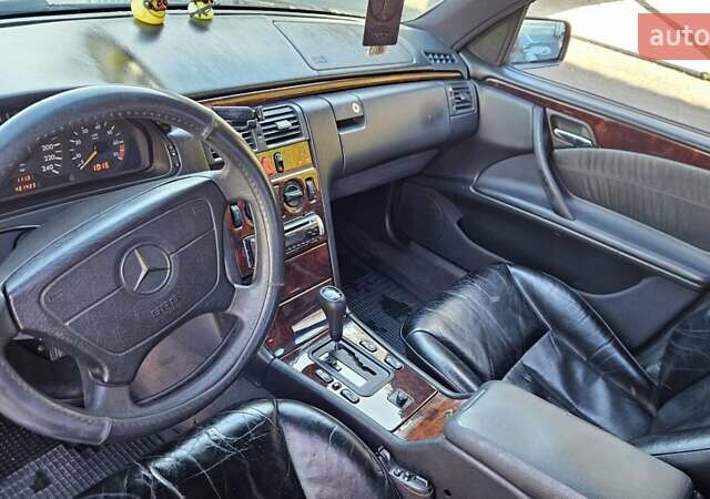 Черный Мерседес Е-Класс, объемом двигателя 2.3 л и пробегом 400 тыс. км за 4400 $, фото 12 на Automoto.ua