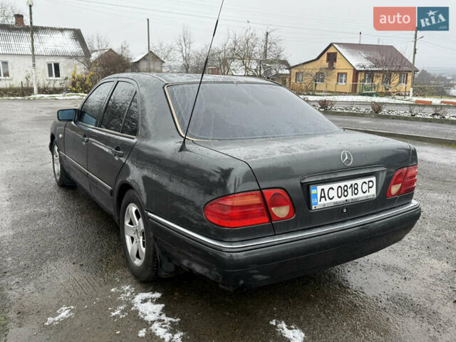 Черный Мерседес Е-Класс, объемом двигателя 2 л и пробегом 300 тыс. км за 2600 $, фото 3 на Automoto.ua