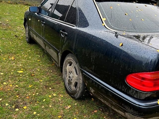 Черный Мерседес Е-Класс, объемом двигателя 2.3 л и пробегом 317 тыс. км за 3500 $, фото 3 на Automoto.ua