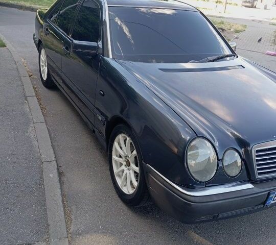 Чорний Мерседес Е-Клас, об'ємом двигуна 2.3 л та пробігом 400 тис. км за 4000 $, фото 2 на Automoto.ua