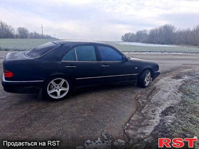 Чорний Мерседес Е-Клас, об'ємом двигуна 3.2 л та пробігом 362 тис. км за 3550 $, фото 13 на Automoto.ua