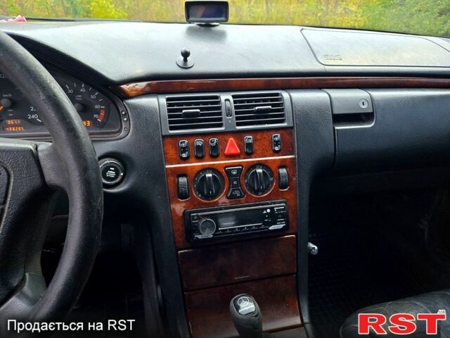 Черный Мерседес Е-Класс, объемом двигателя 2 л и пробегом 488 тыс. км за 3000 $, фото 7 на Automoto.ua