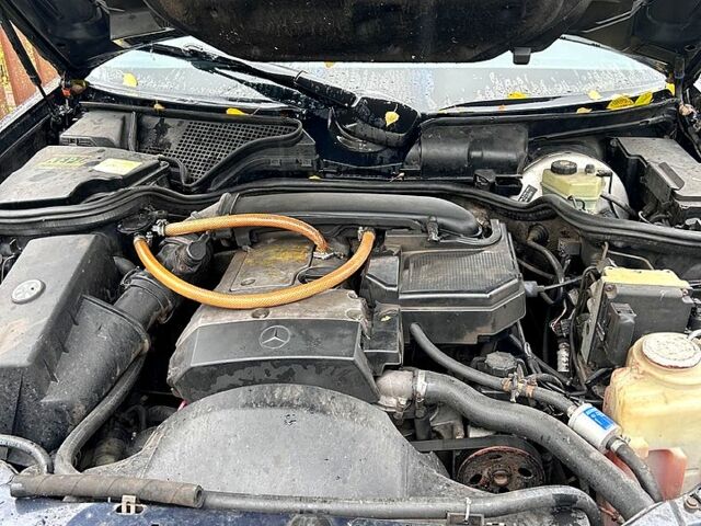 Черный Мерседес Е-Класс, объемом двигателя 2.3 л и пробегом 317 тыс. км за 3500 $, фото 4 на Automoto.ua